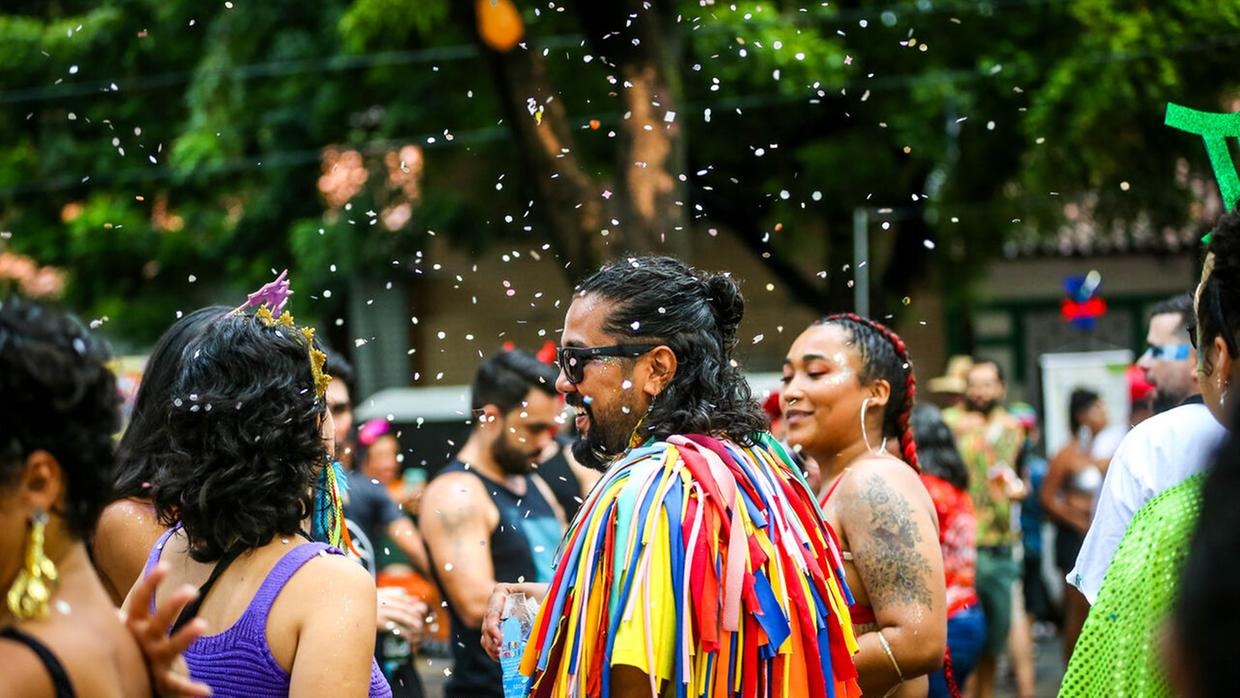 Seja nos desfiles luxuosos das escolas de samba ou nos animados blocos de rua, a celebração atrai milhões de foliões todos os anos