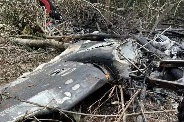 Avião que transportava drogas é abatido pela FAB e duas pessoas morrem na queda