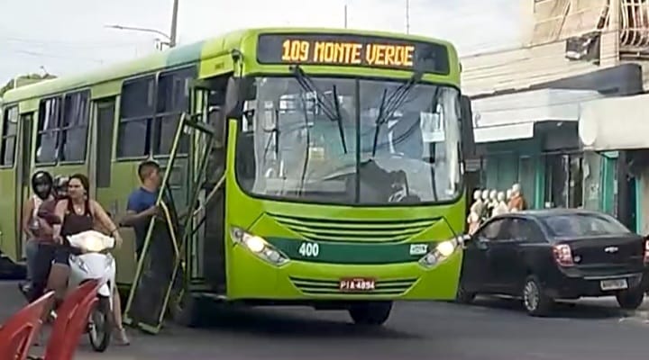 A porta do ônibus Monte Verde via Shopping (109) caiu no bairro São Joaquim