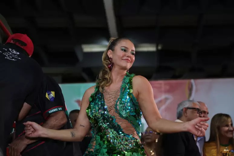 Rainha de bateria da Grande Rio, Paolla Oliveira brilha em ensaio da escola de samba no Rio de Janeiro