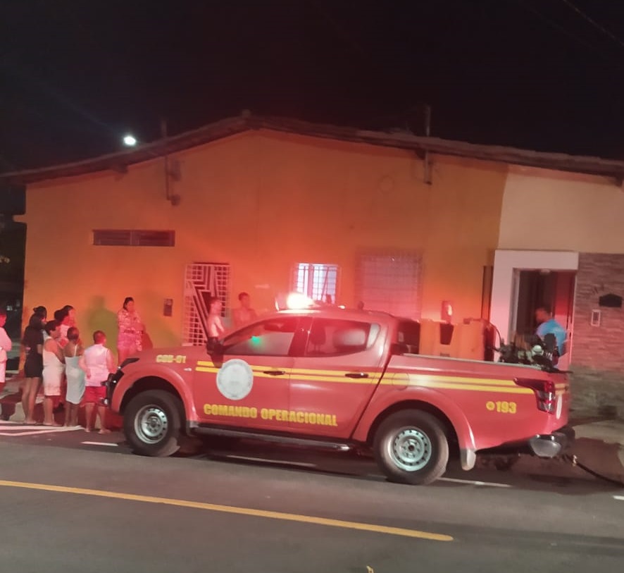 Quando os bombeiros chegaram, o fundo da residência já estava tomado pelo fogo