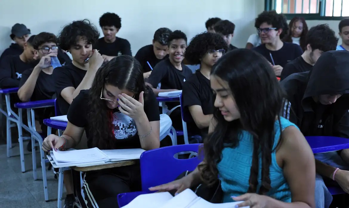 Estudantes em sala de aula