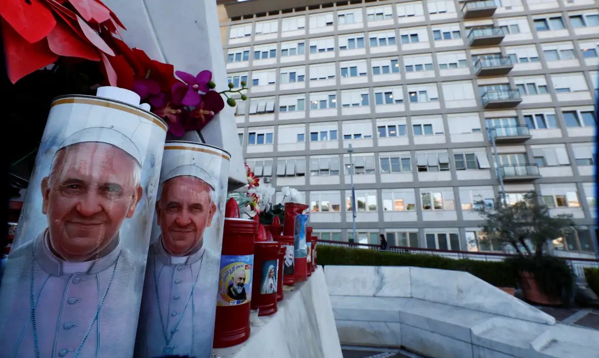 Papa Francisco recebe transfusão de sangue