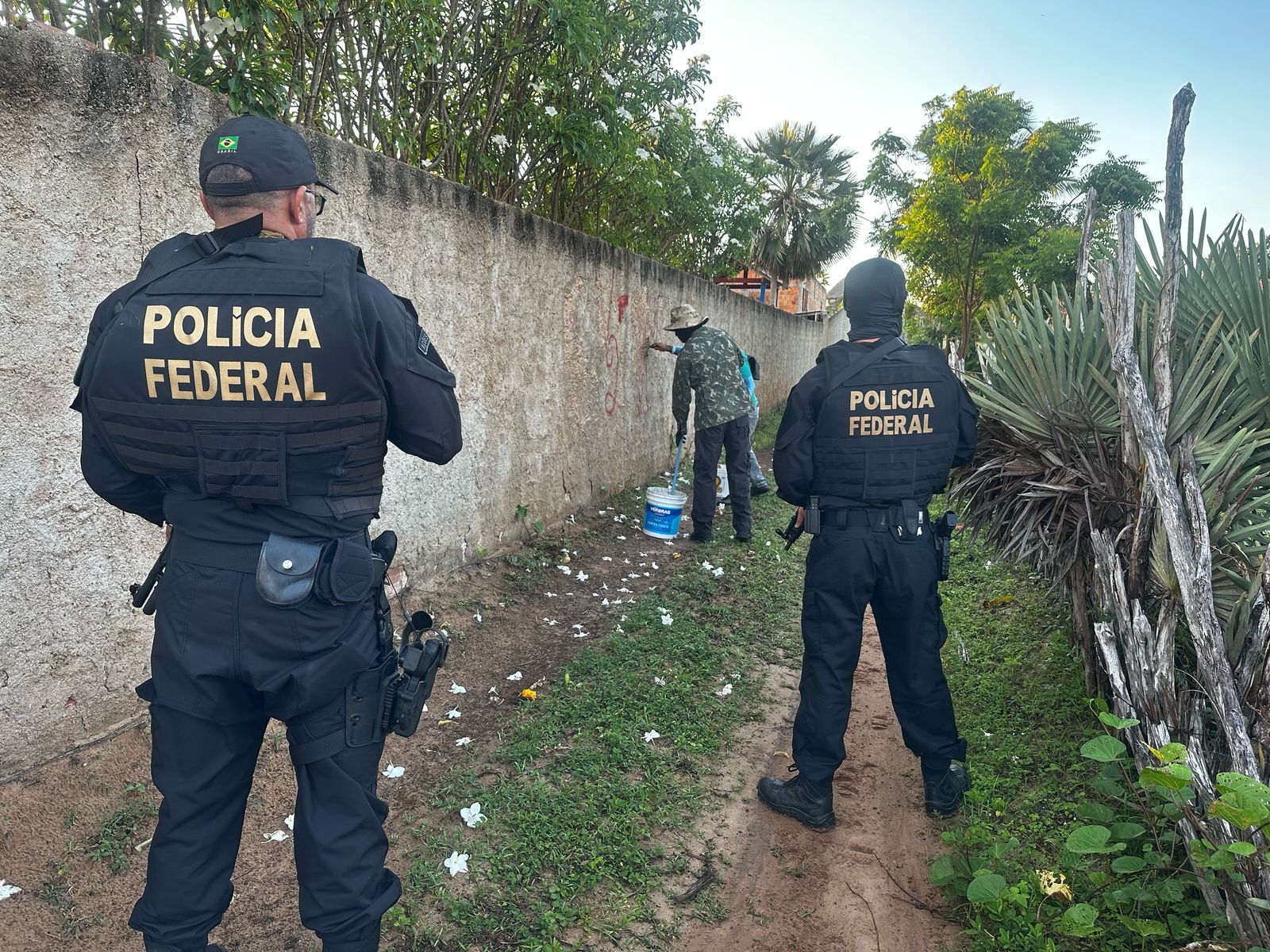 Profissionais também retiram pichações feitas pelos criminosos para marcar território