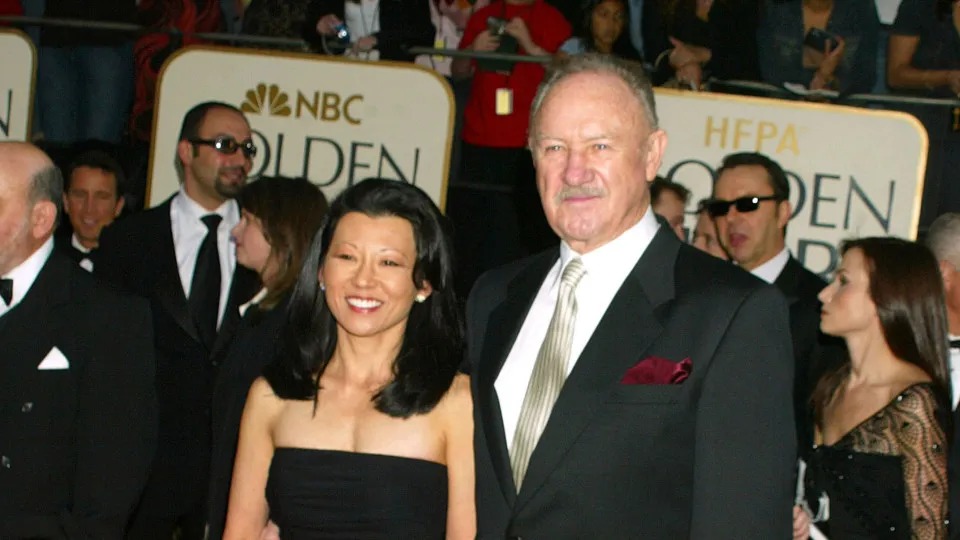 Gene Hackman ao lado de sua esposa Betsy Arakawa