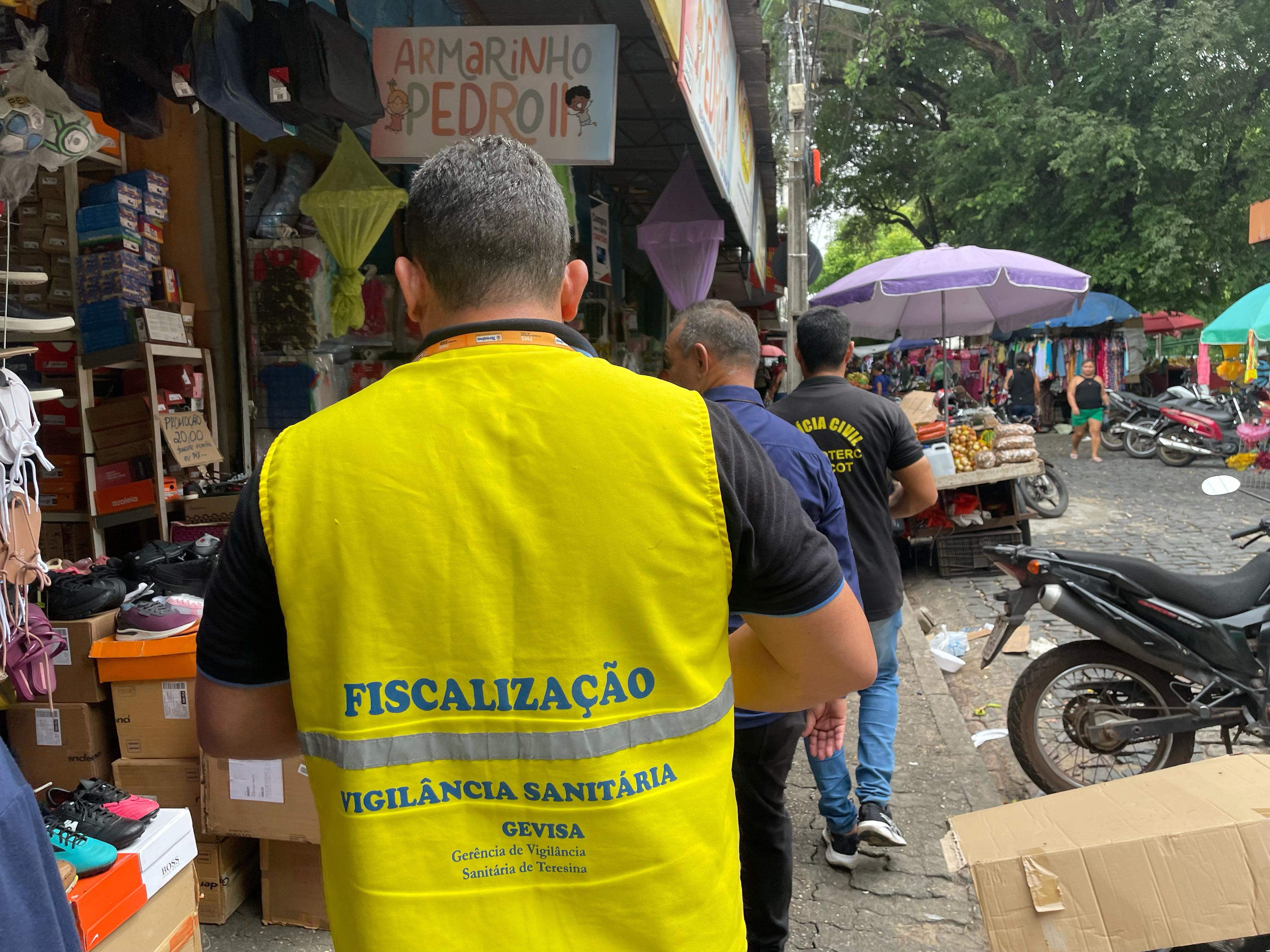 As equipes da Vigilância Sanitária realizam fiscalizações devidamente identificadas, vestindo jaleco e crachá, e sempre utilizando veículo oficial