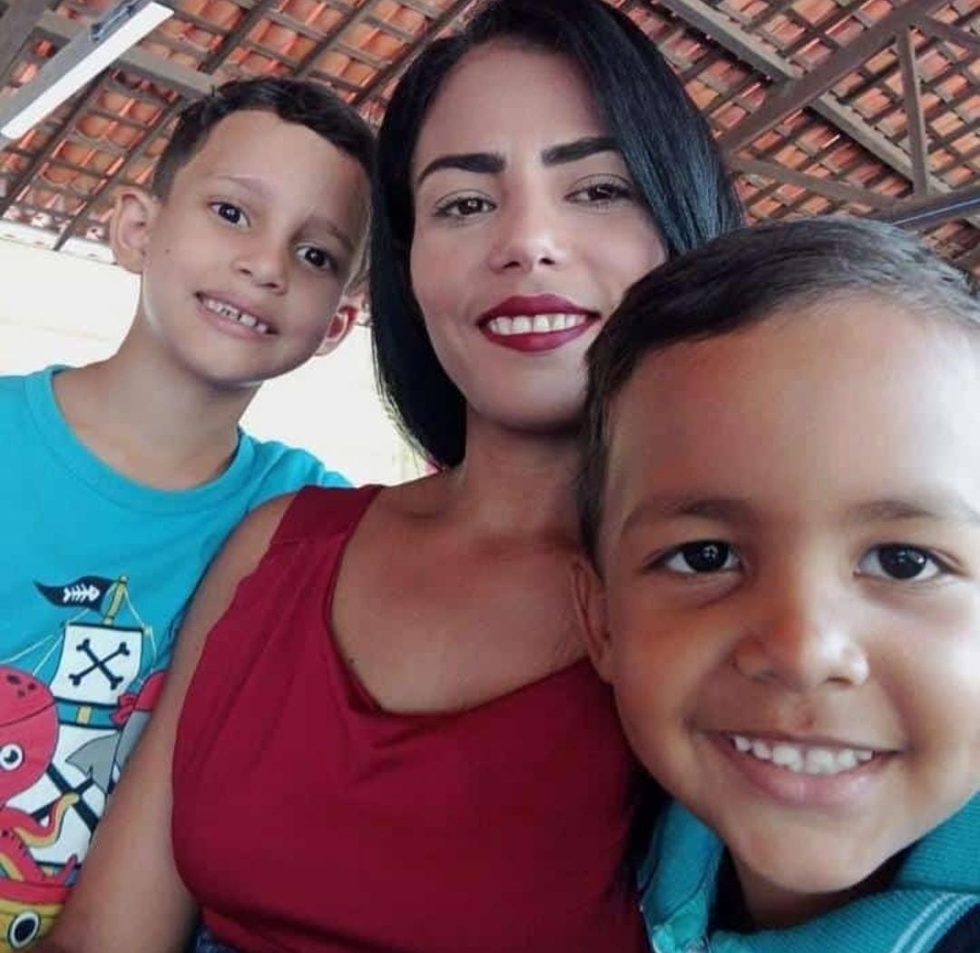 Jairane Moura da Silva, de 32 anos e grávida de dois meses, e seus filhos, Vinícius Emanuel Moura da Silva, de 6 anos, e João Gabriel Moura da Silva, de 4 anos