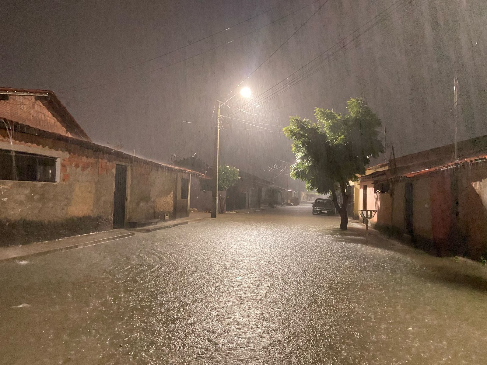Chuva intensa em Parnaíba deixou bairros alagados