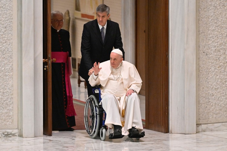 Papa Francisco apresenta melhora gradual