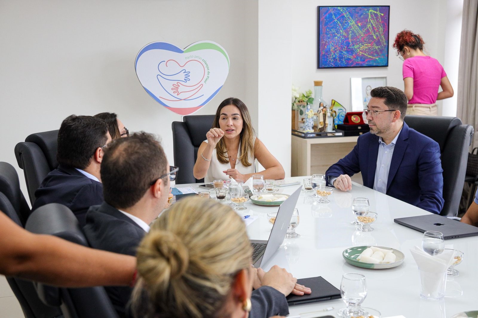 Isabel Fonteles e o presidente da Etipi, Ellen Gera, em reunião com equipe técnica