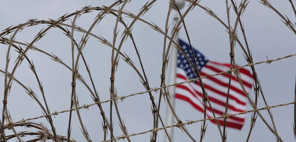 Bandeira dos Estados Unidos hasteada na Base Naval dos EUA na Baía de Guantánamo, Cuba