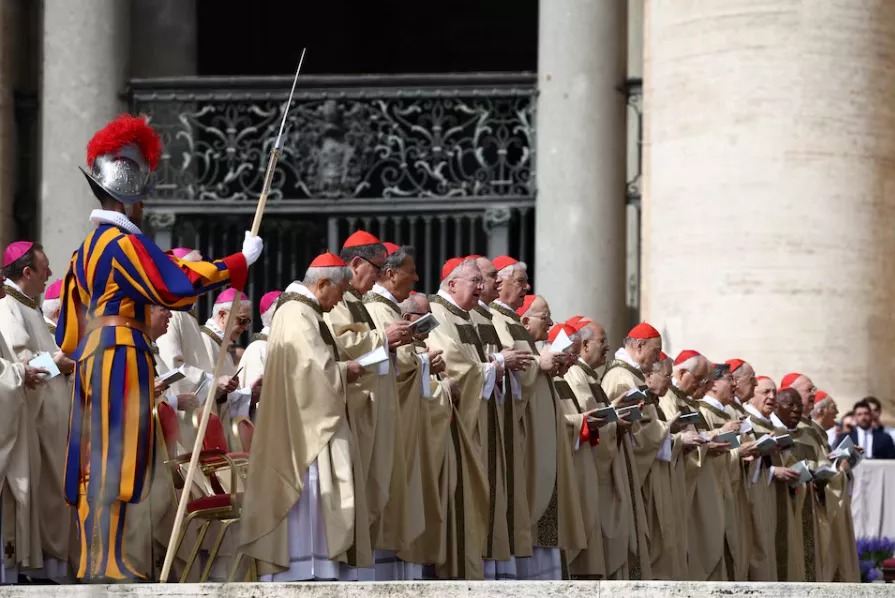 Cardeais participam de missa na Praça de São Pedro, no Vaticano