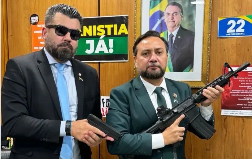 Em imagens postadas nas redes sociais, o Delegado Caveira aparece ao lado do vereador bolsonarista Zezinho Lima