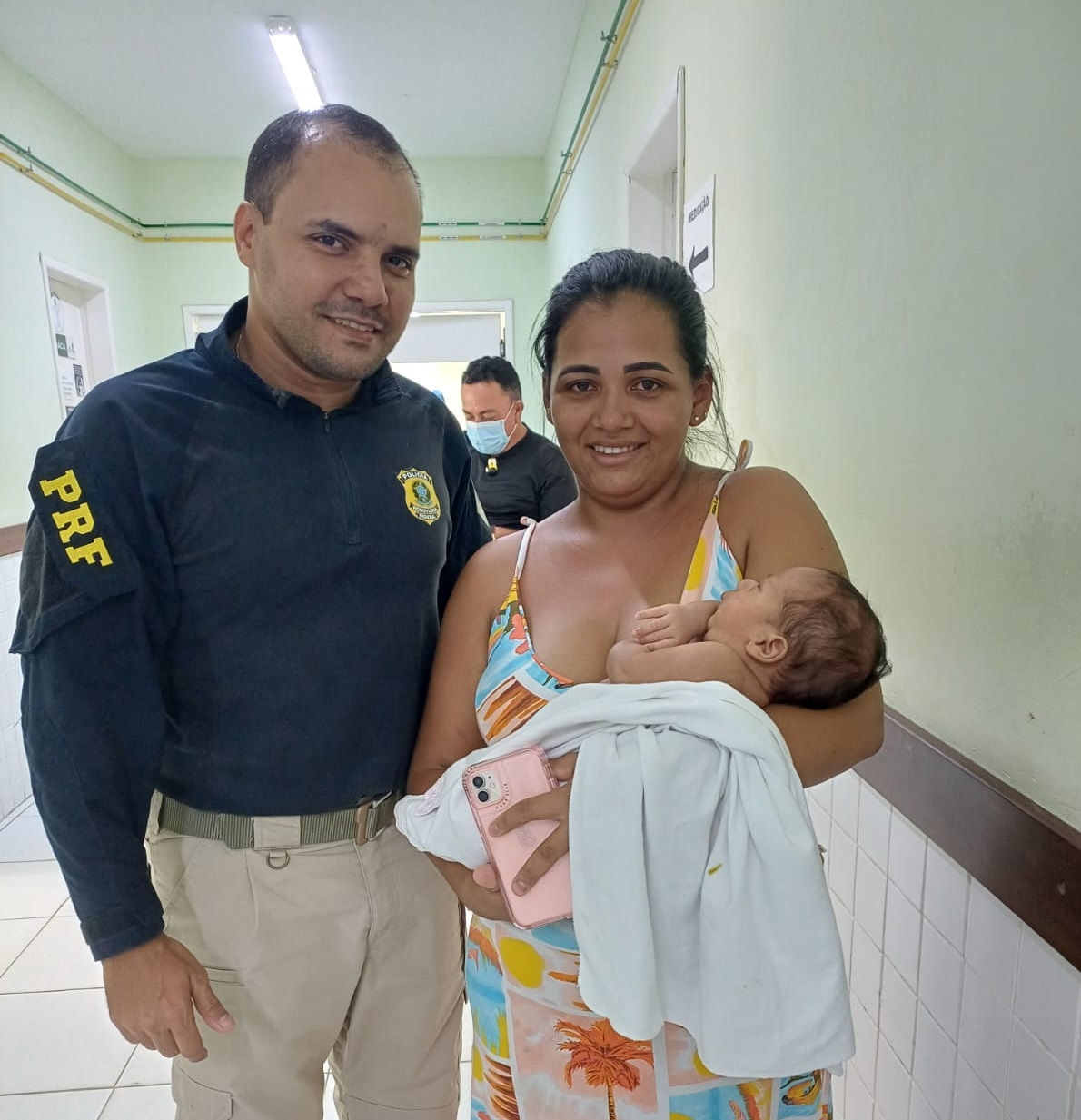 Por volta das 17h, o bebê estava respirando e em bom estado de saúde
