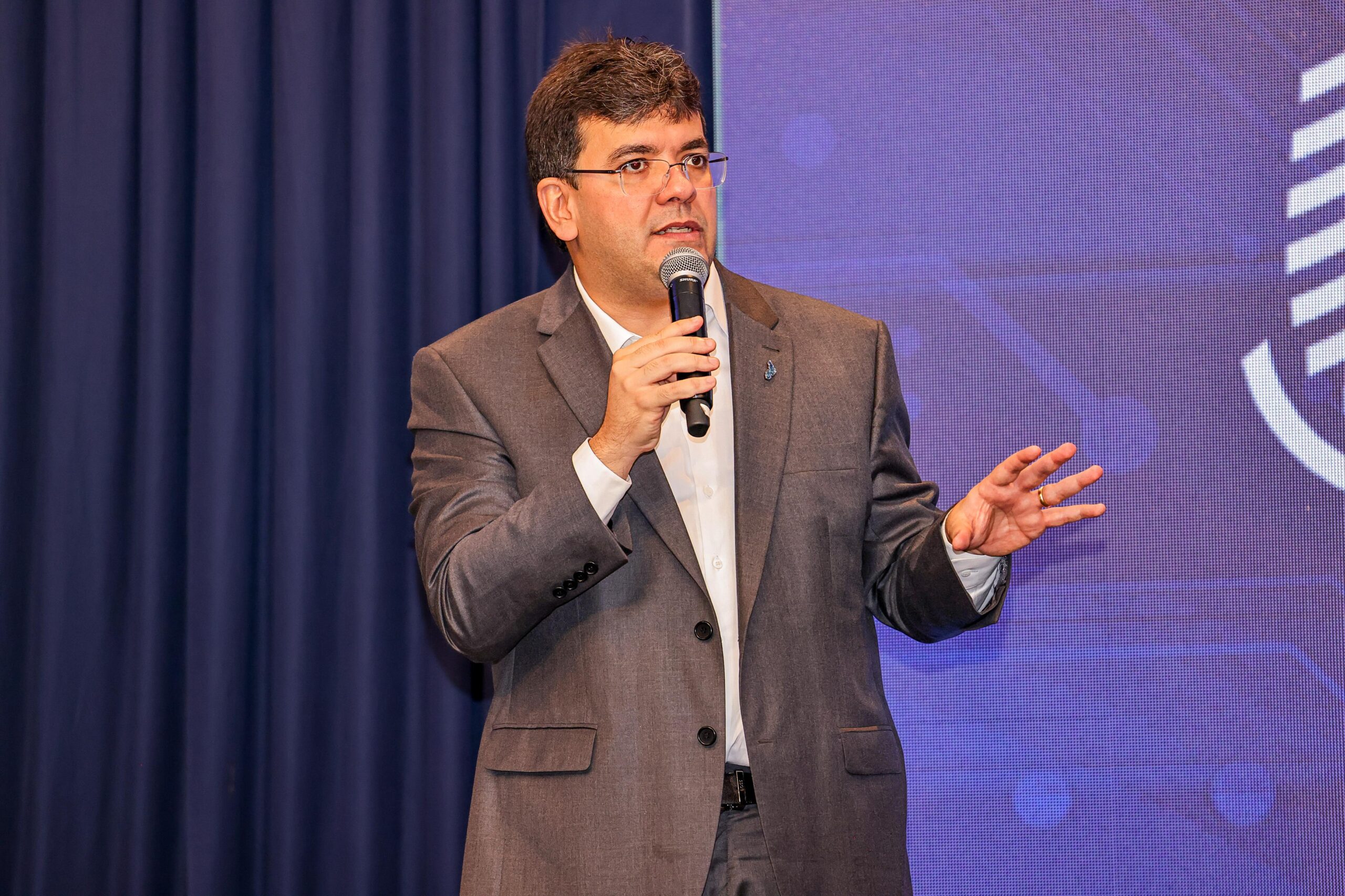 O governador Rafael Fonteles palestra no evento Papo de Governança