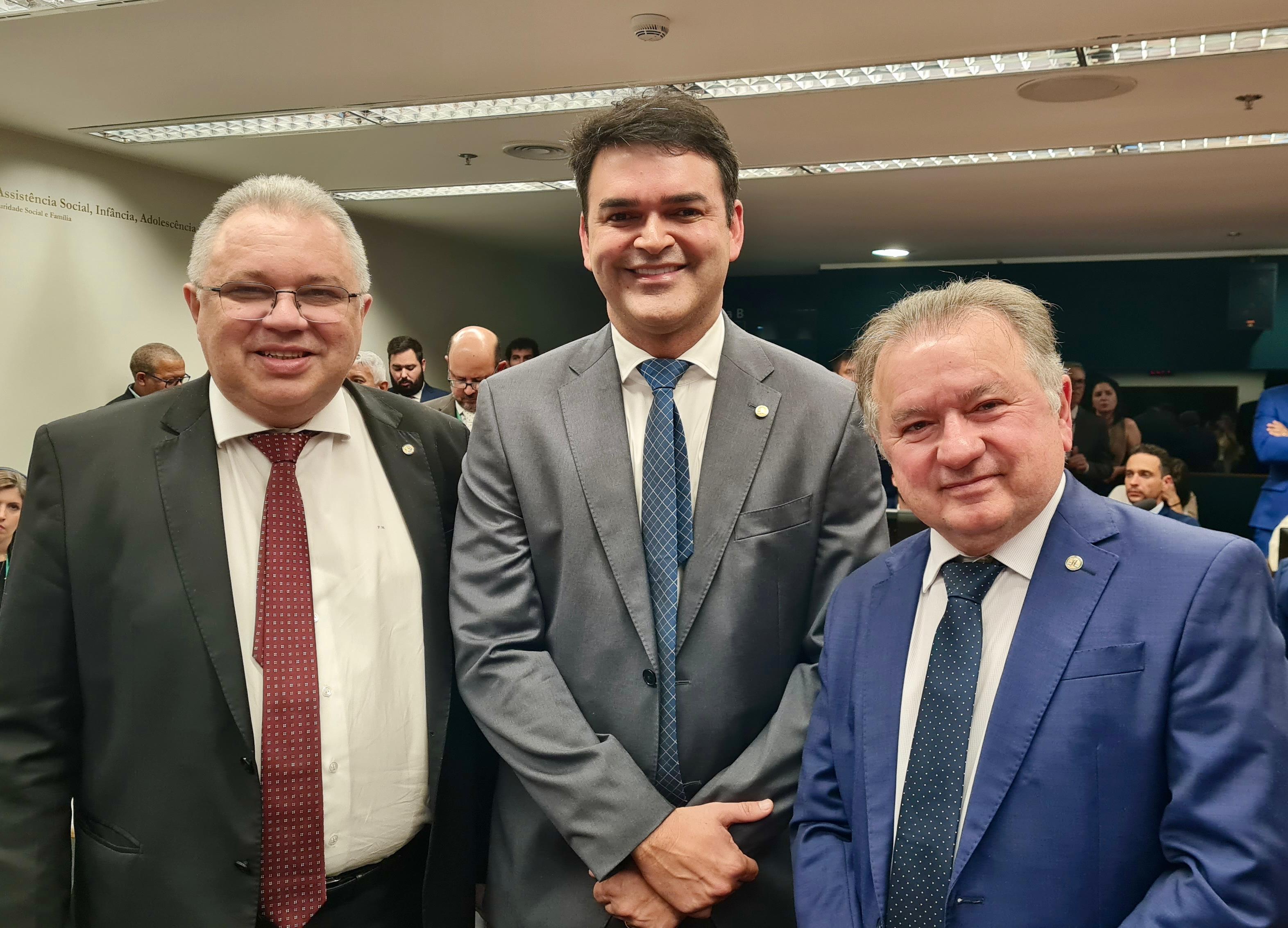 Os deputados Florentino Neto, Rubens Pereira Júnior e Merlong Solano (da esq. para a dir.)