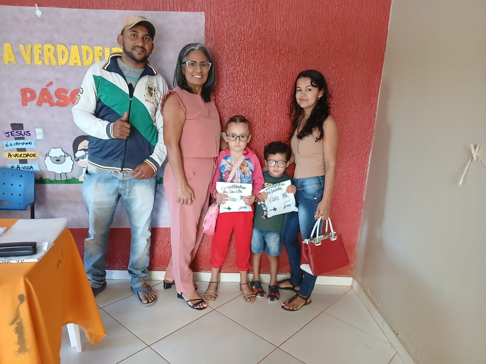 Carretinha da Saúde entrega óculos no sul do Piauí
