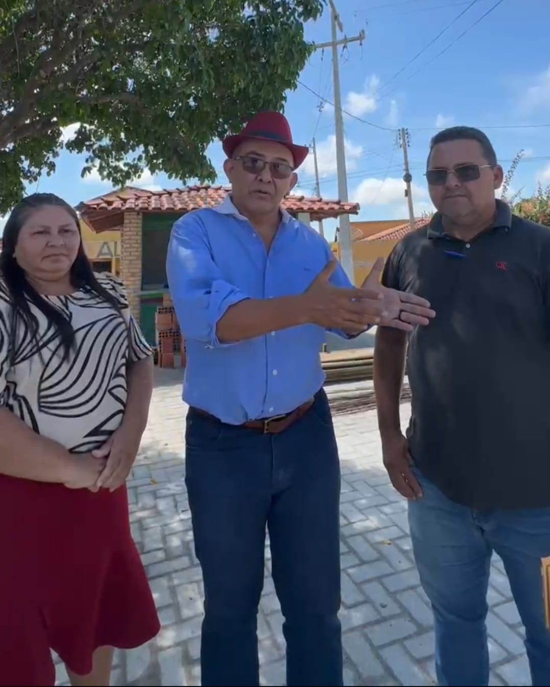 Prefeito Abdoral Melo, vice-prefeita Alcioneide Lopes e secretário Jurandir Pontes acompanham o andamento da reforma da Praça dos Cocais