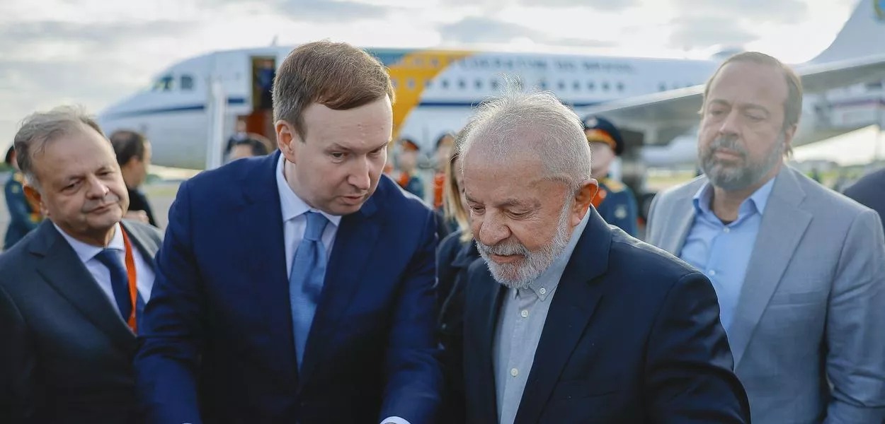 Lula ao ser recebido na Rússia para o Dia da Vitória