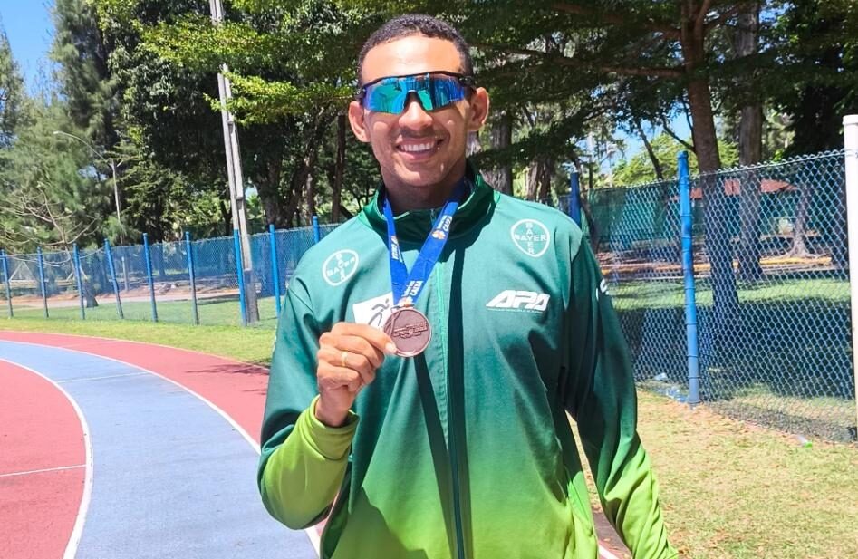 O maratonista Jean Paz conquistou a medalha de ouro no Campeonato Cearense de Atletismo