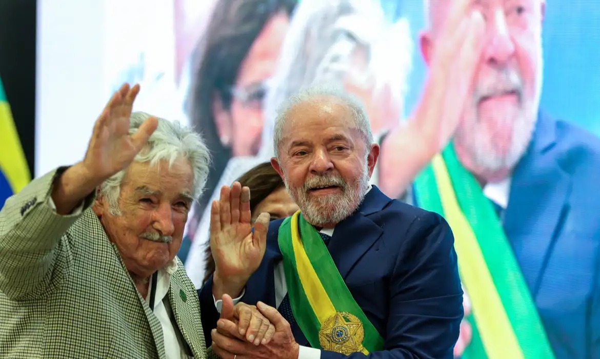 Presidente Luiz Inácio Lula da Silva ao lado do ex-presidente do Uruguai, José