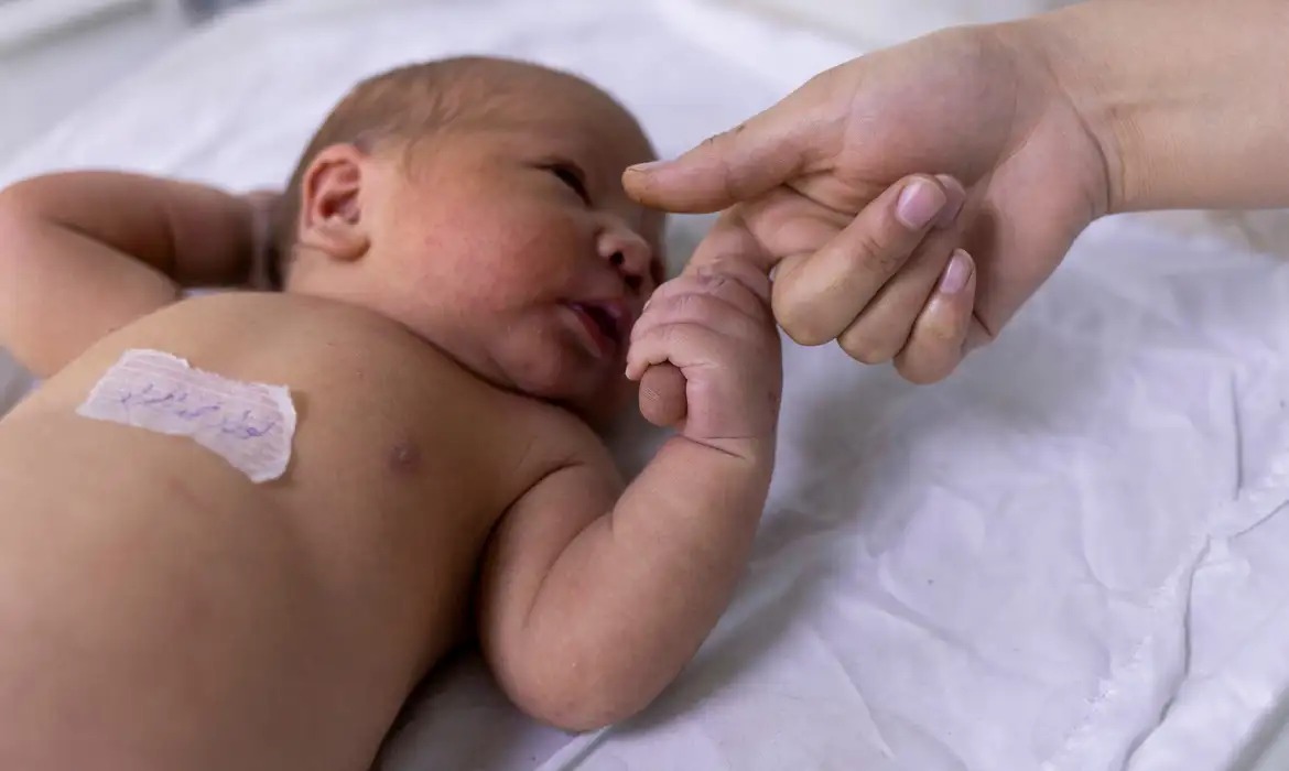 Um recém-nascido é uma criança do nascimento até os 28 dias de vida