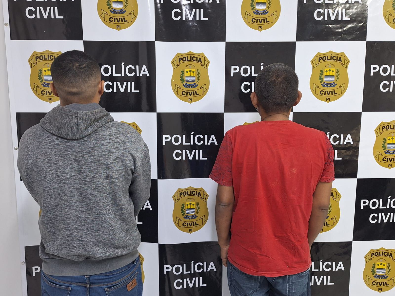 Os dois homens foram encaminhados à Central de Flagrantes; a mulher já estava presa por um crime semelhante