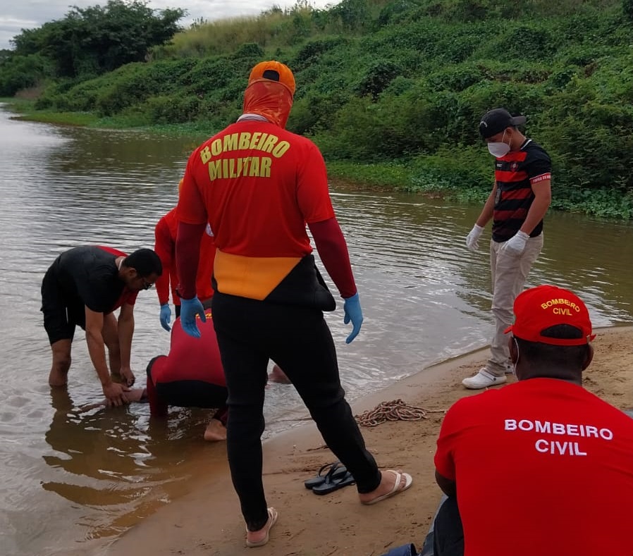 Bombeiros resgataram o corpo do adolescente que se afogou no rio Poti