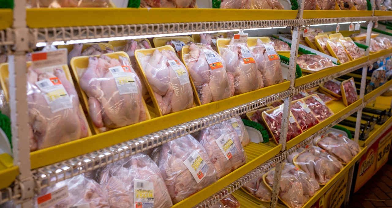 Consumidor pode se beneficiar com redução no preço do frango após queda nas exportações