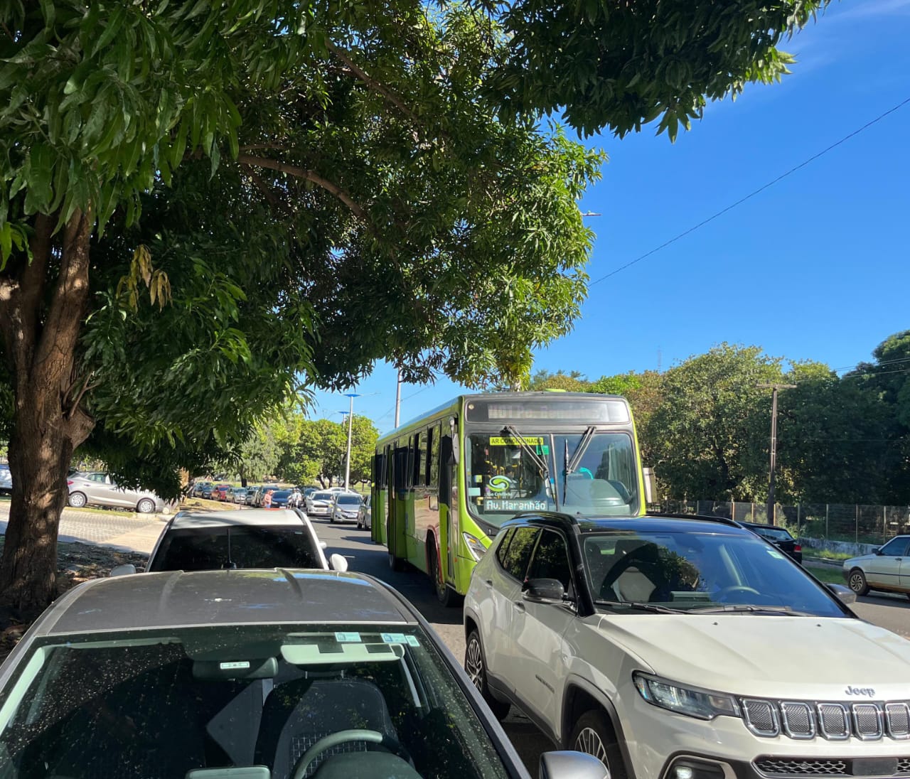Servidores da UFPI realizam paralisação e bloqueiam acesso de veículos na entrada do setor de Ciências da Natureza, próximo à Reitoria