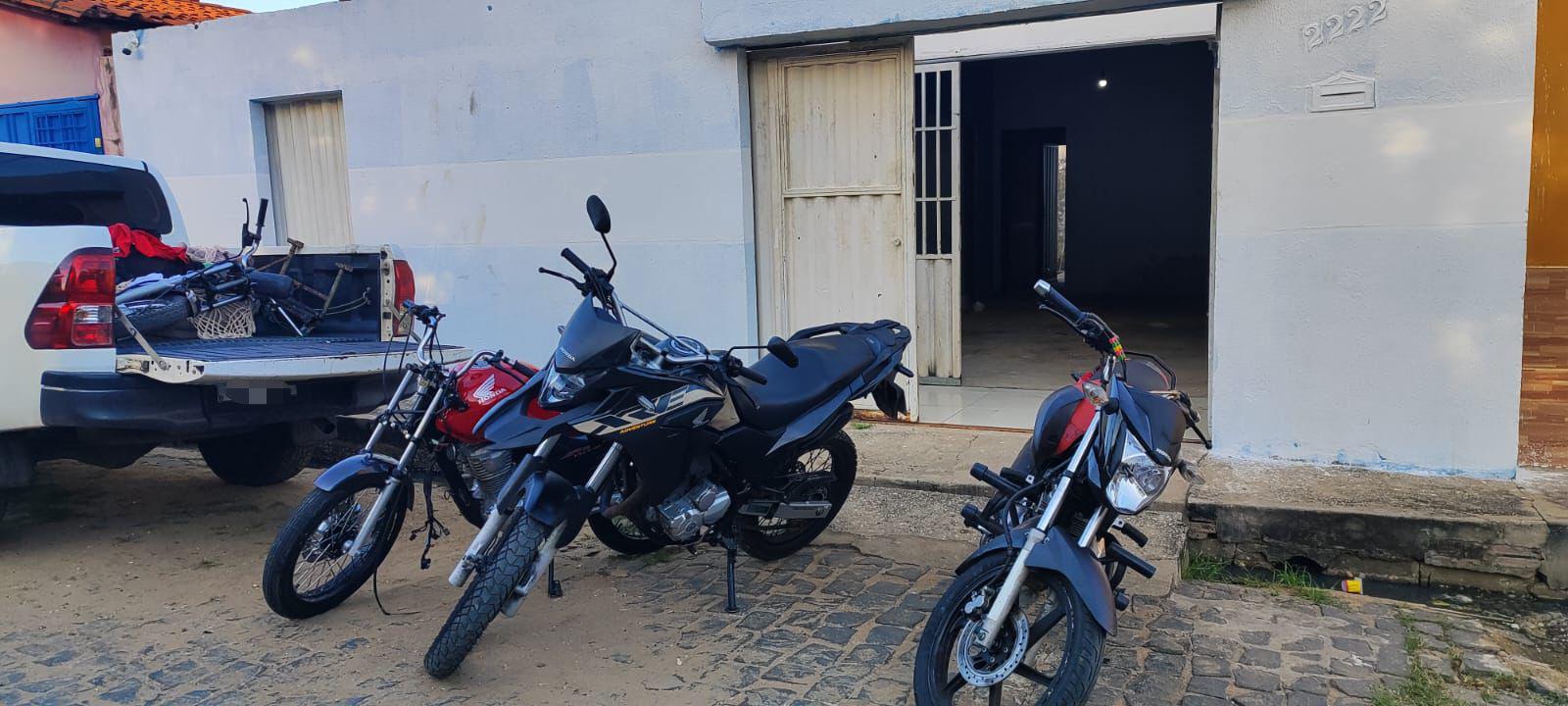 Criminosos não foram identificados e quatro motocicletas foram recuperadas