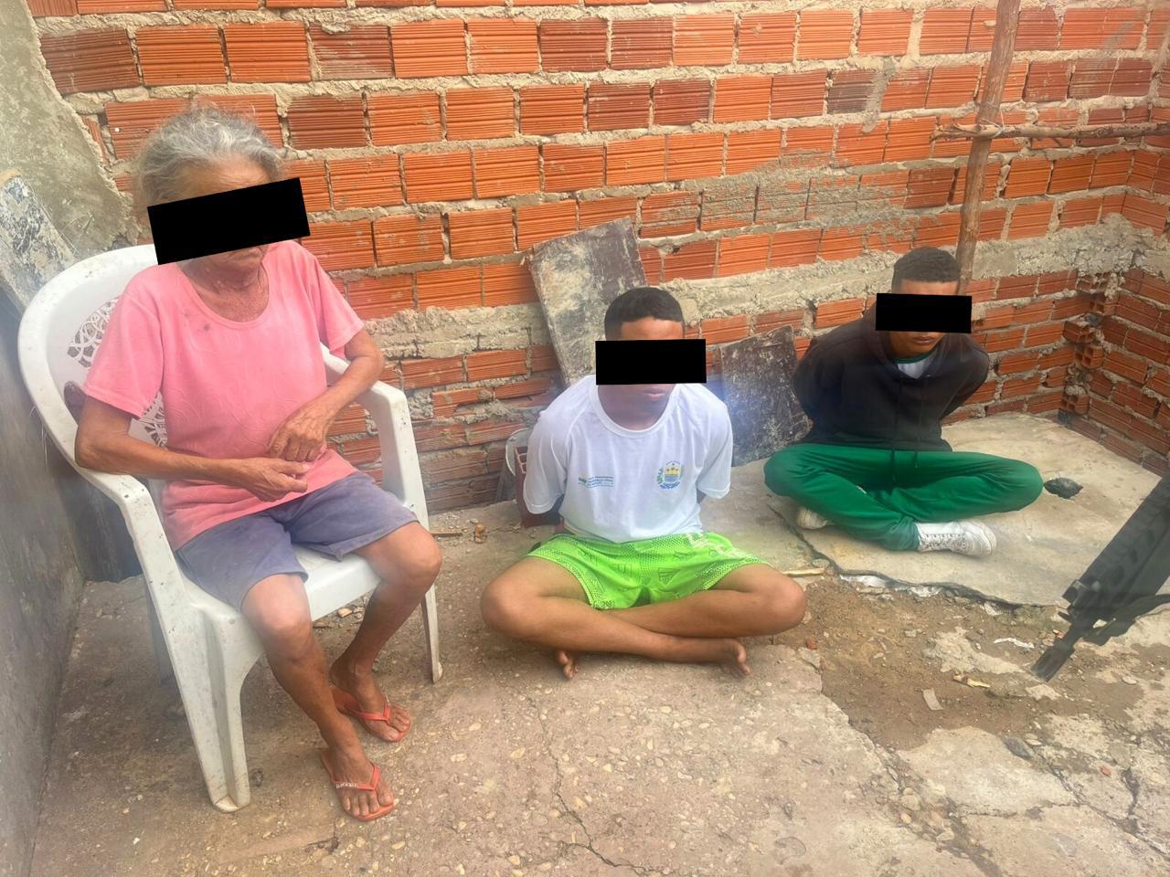 A idosa estava acompanhada de dois netos, que também foram detidos