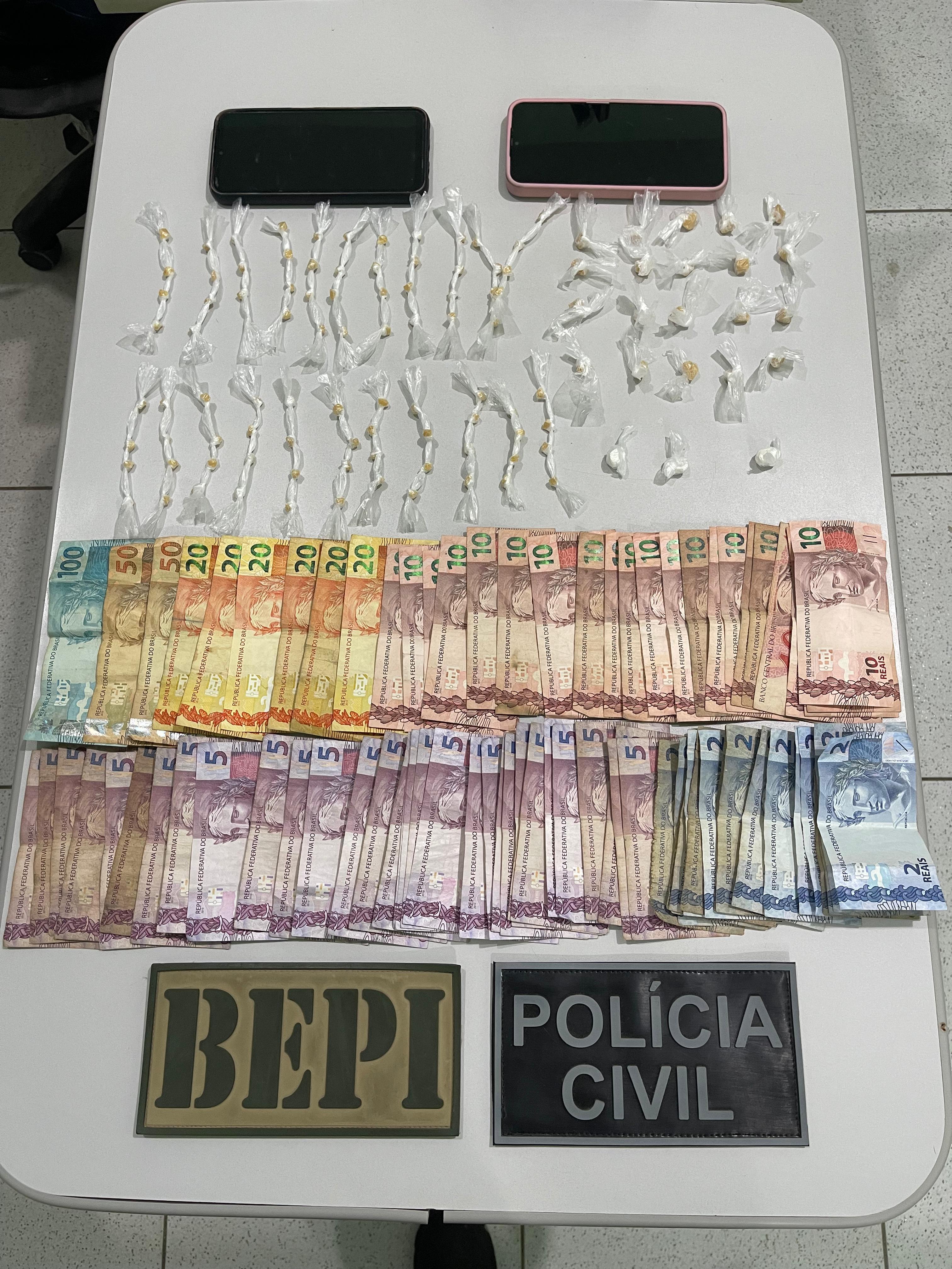 Policiais apreenderam aproximadamente R$ 3 mil em dinheiro fracionado, além de entorpecentes