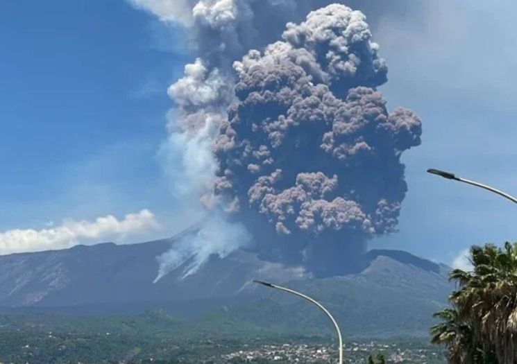 Piloto brasileiro registra erupção do Etna durante voo na Itália