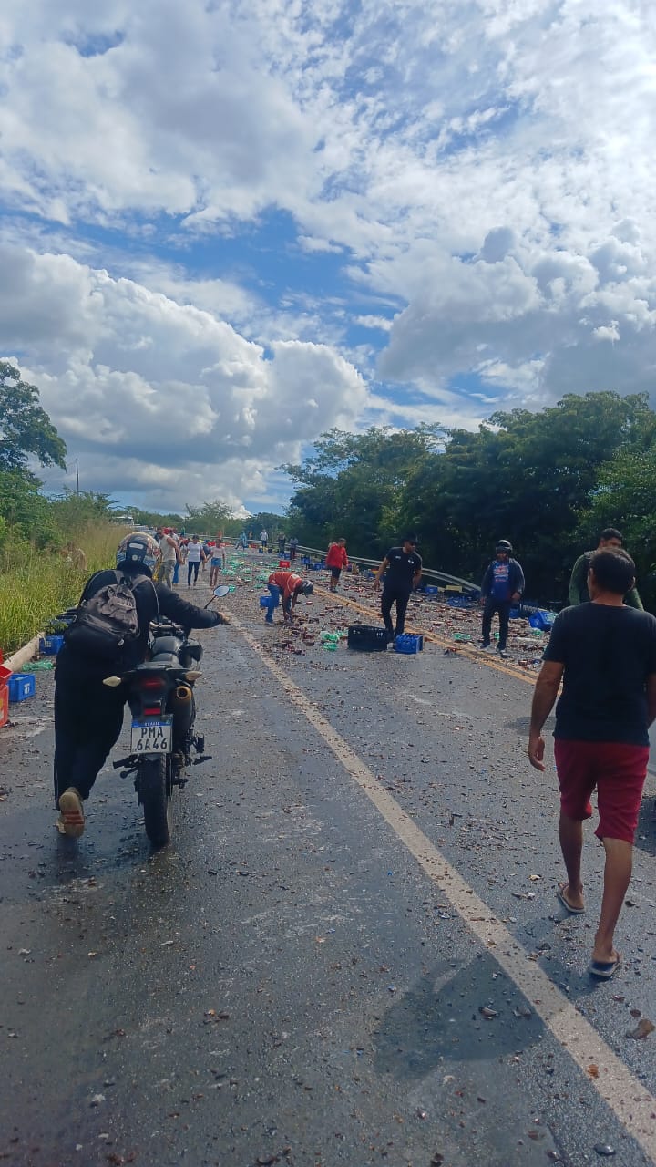 Carga de cerveja é saqueada após acidente na BR 343
