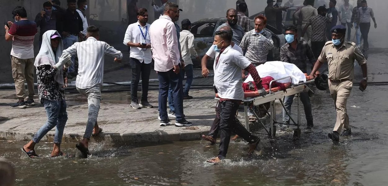 Cerca de 100 corpos são levados a hospital após queda de avião da Air India
