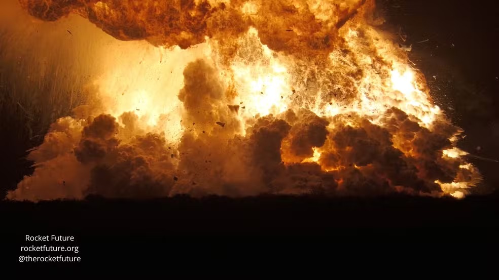Chamas se elevam enquanto um foguete da SpaceX explode em Brownsville, Texas