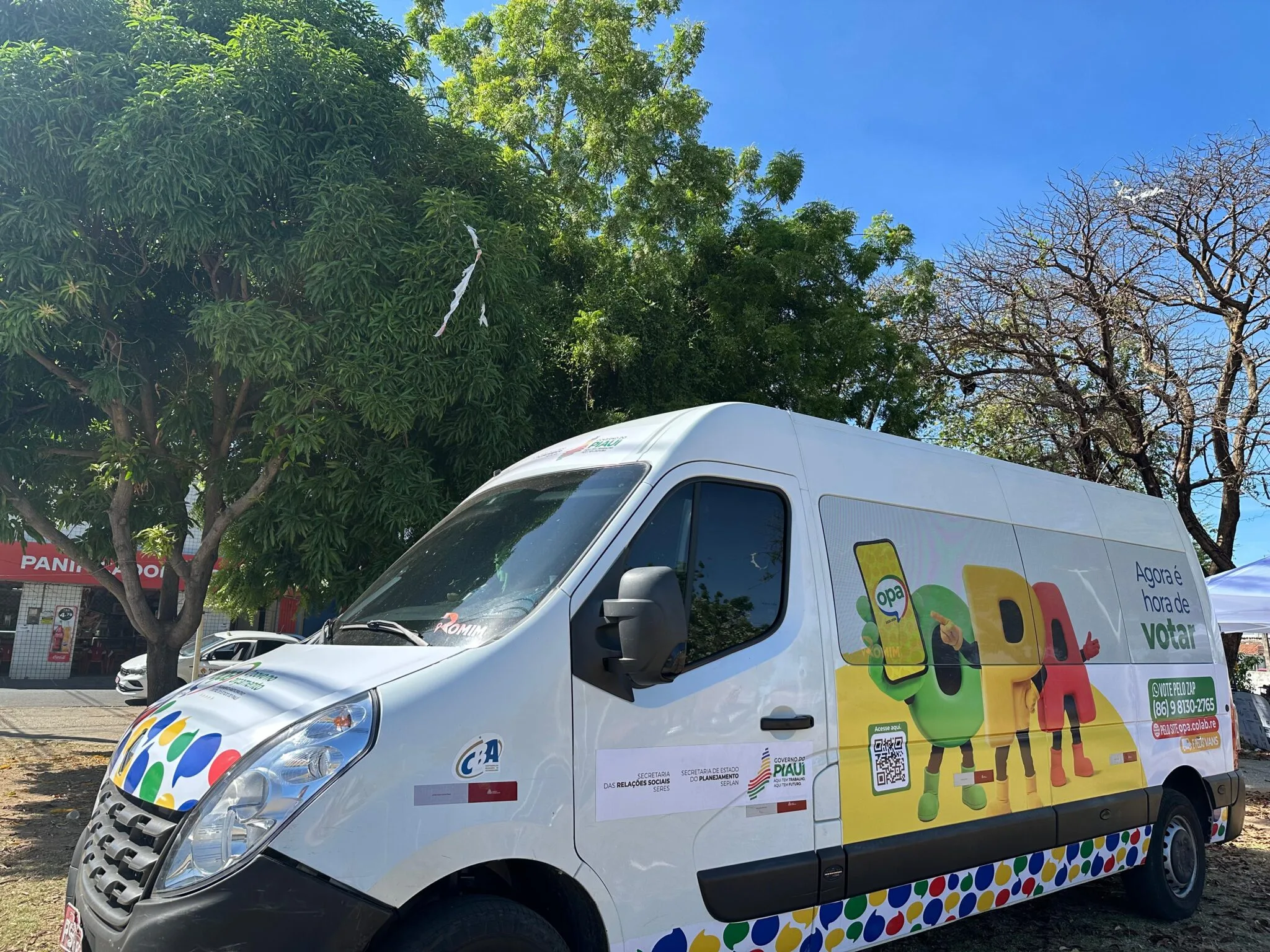 As vans e picapes funcionam como cabines móveis de votação