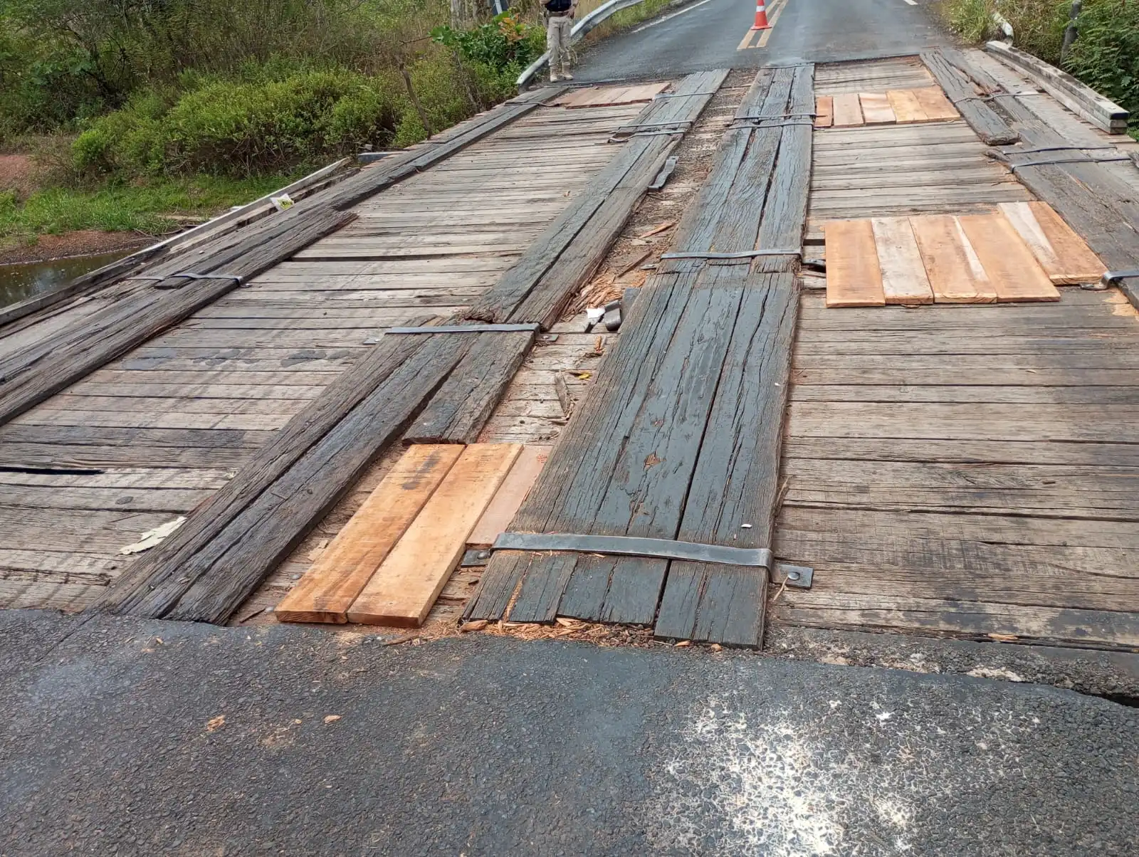 Ponte sobre um riacho