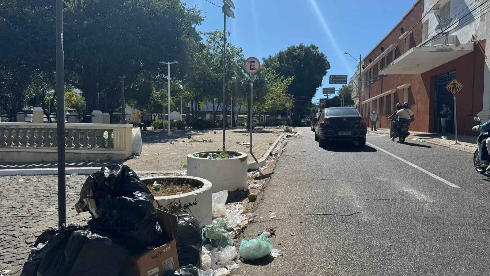 Lixo acumulado nas ruas do Centro de Teresina gera risco à saúde e desconforto para moradores