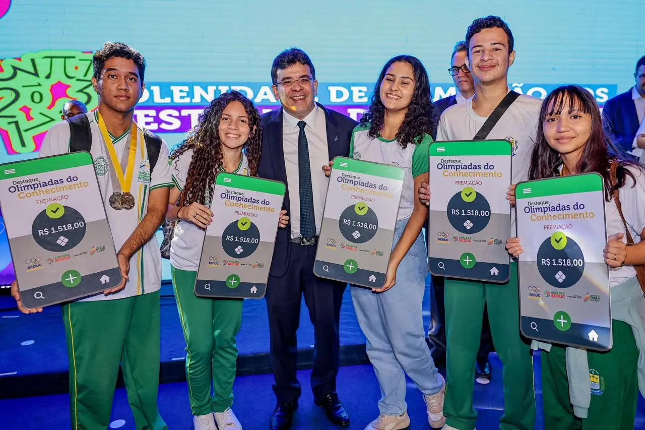 Governador Rafael Fonteles e alunos da rede pública