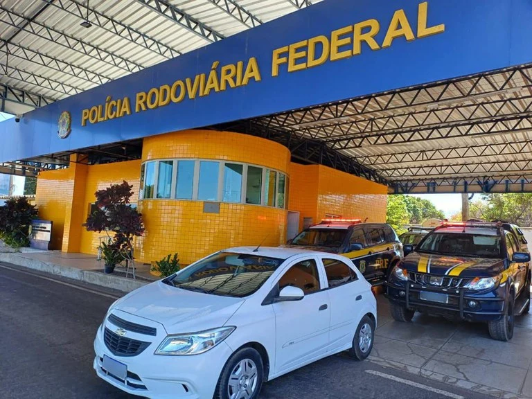 Polícia Rodoviária Federal do Piauí recupera carro roubado.