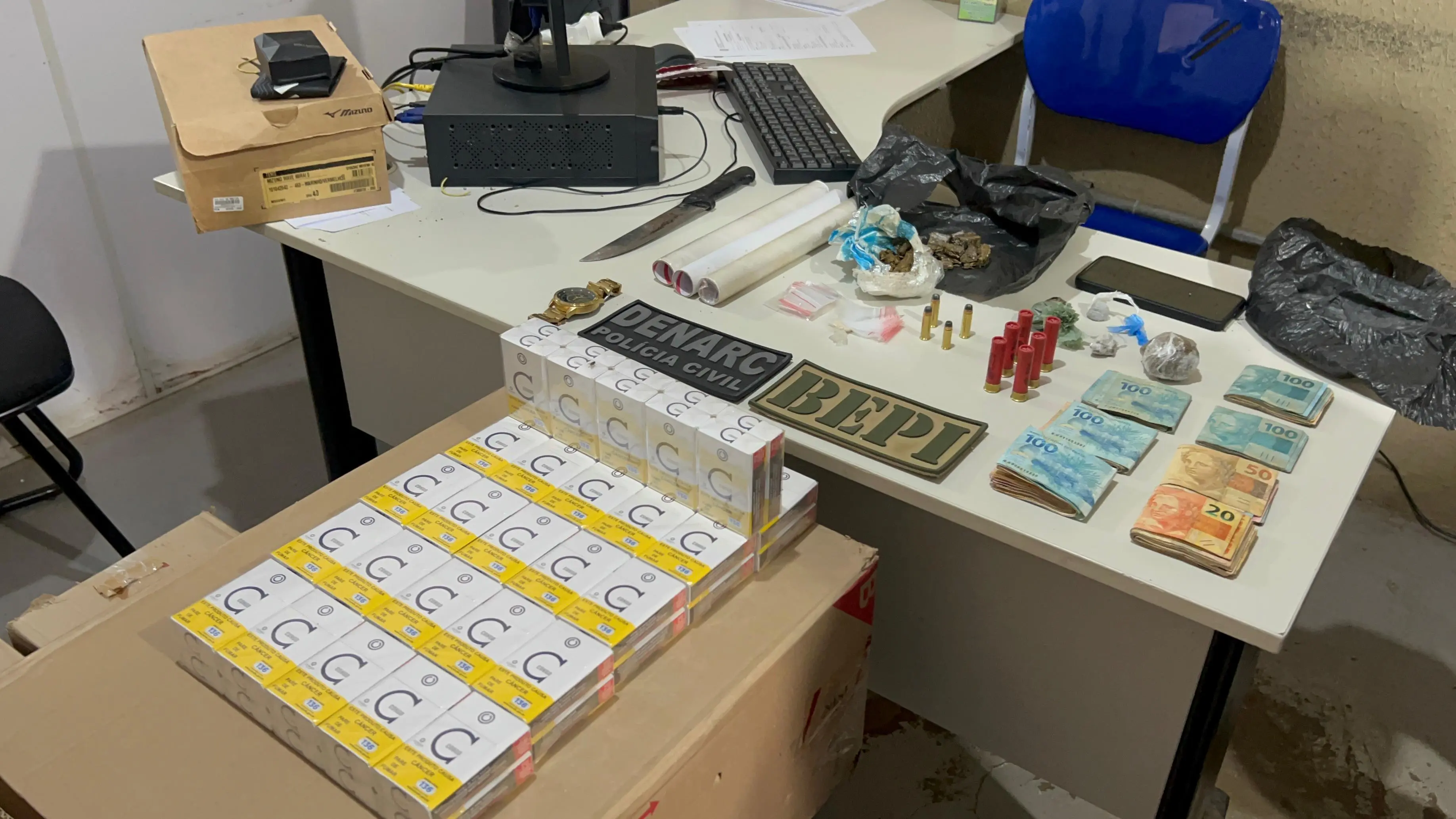Drogas, munições e R$ 12 mil