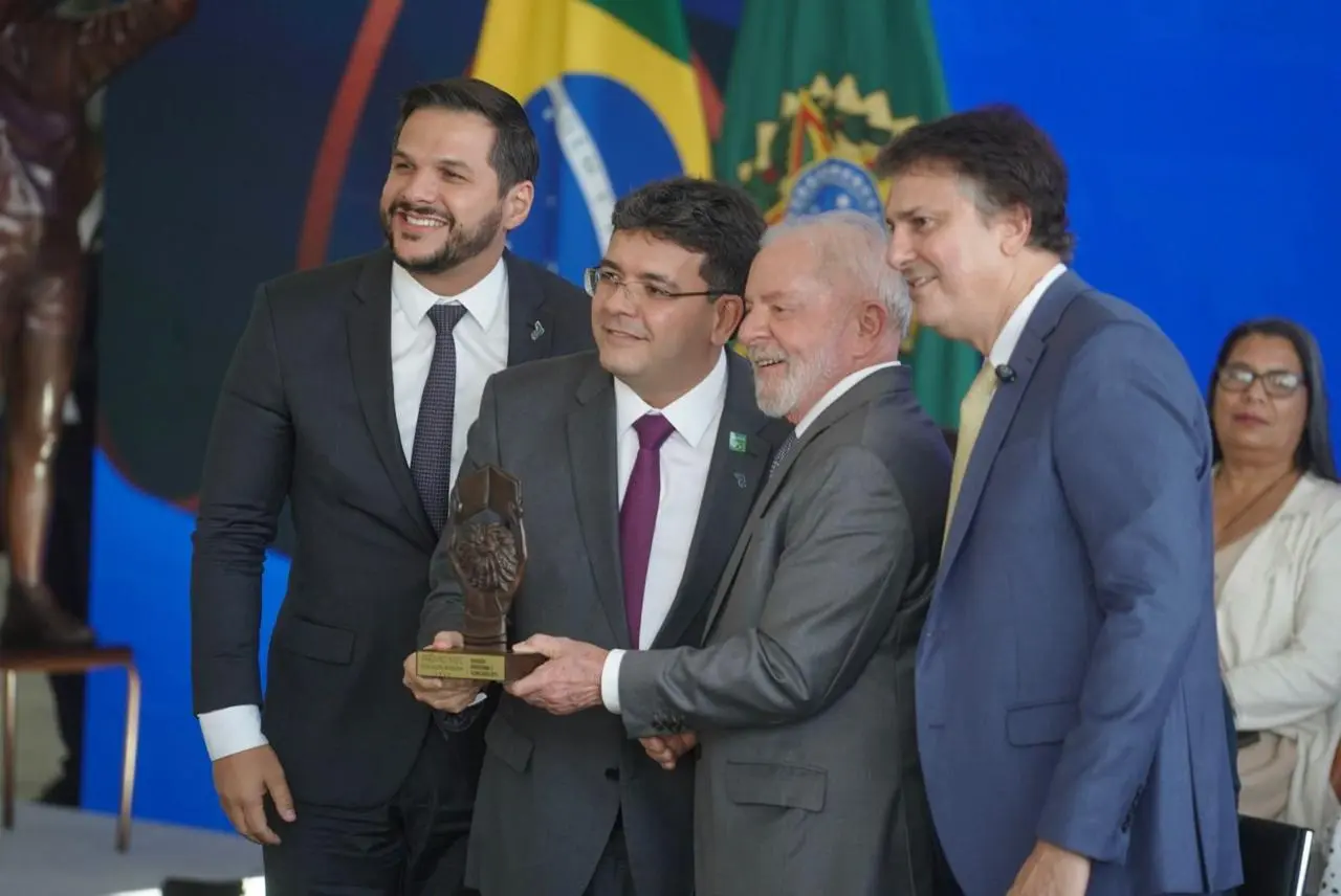 Secretário Washington Bandeira e governador Rafael Fonteles recebem prêmio de Educação das mãos de Lula