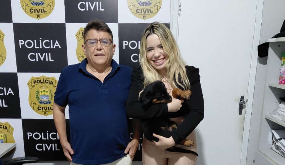 Delegado Sérgio Alencar entregou o filhote de Rottweiler roubado para à tutora