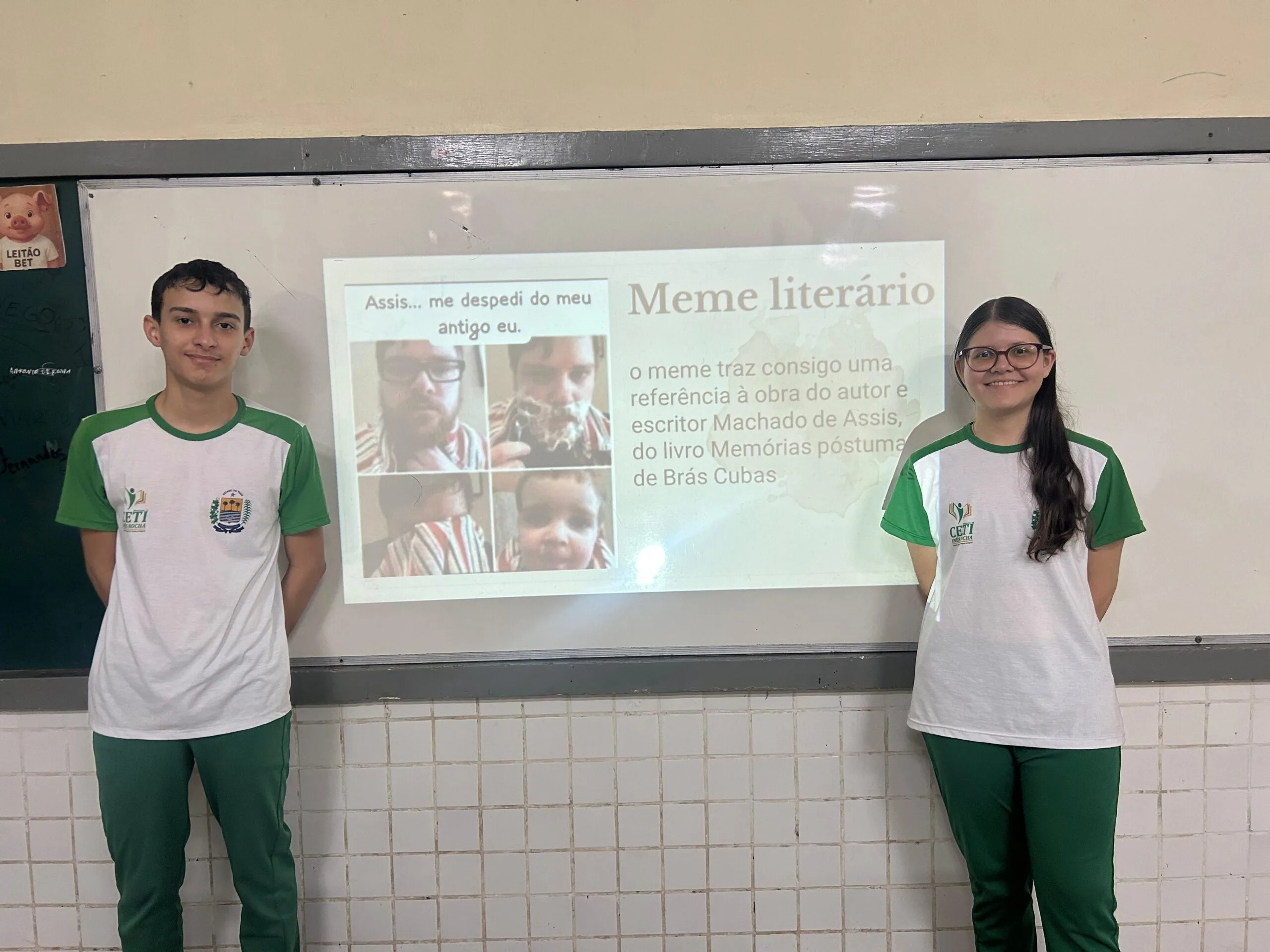 Estudantes Iracilda Ribeiro e Matheus Rodrigues utilizam ironia e crítica social em memes inspirados na obra Memórias Póstumas de Brás Cubas, de Machado de Assis