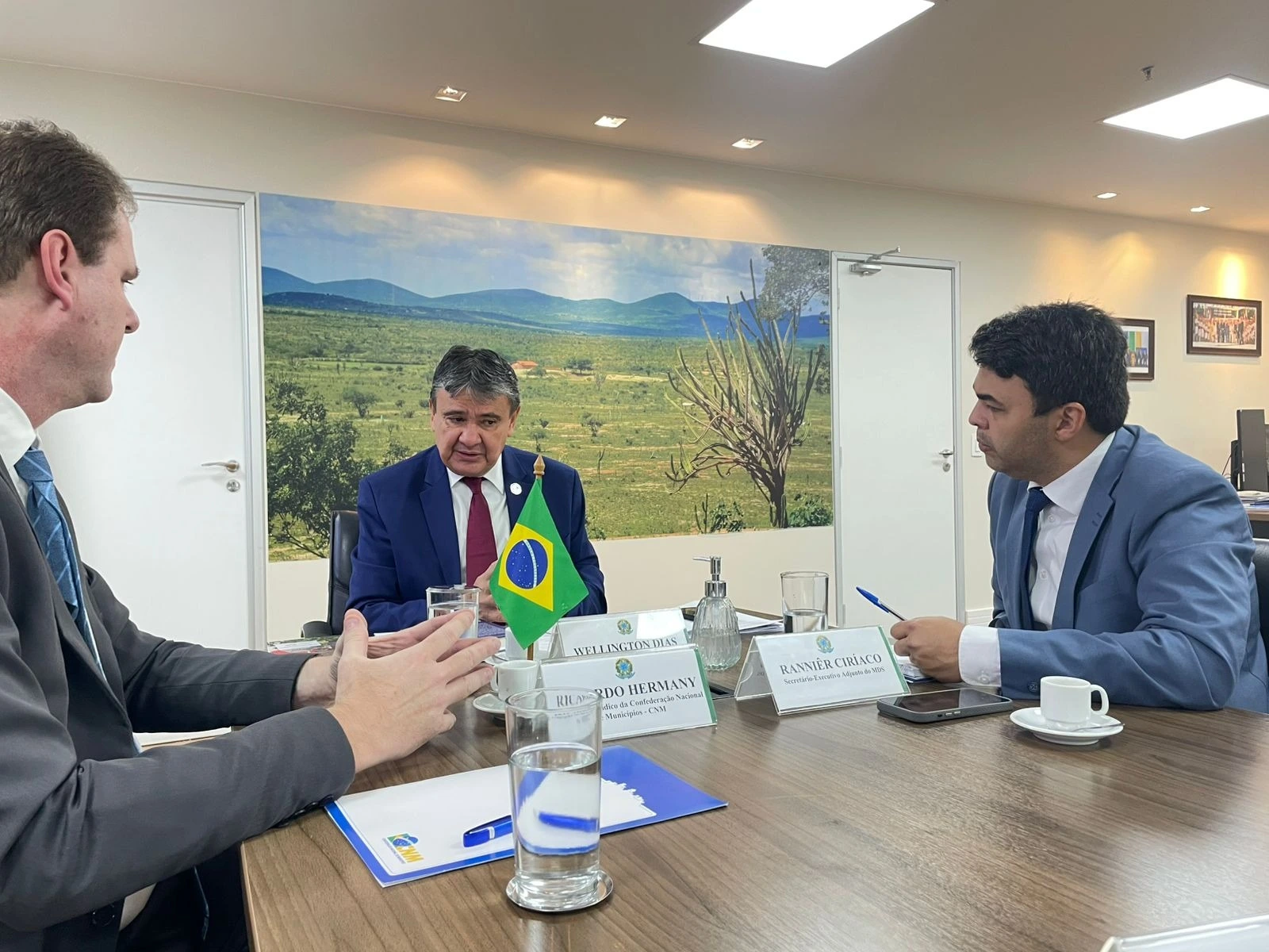 Ministro Wellington Dias e consultor jurídico da CNM, Ricardo Hermany, durante reunião sobre redistribuição dos royalties do petróleo