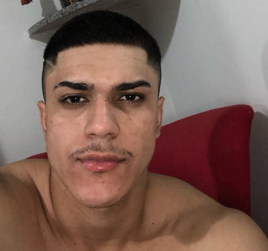 Ele se apresentava nas redes sociais como Vitor Daniel