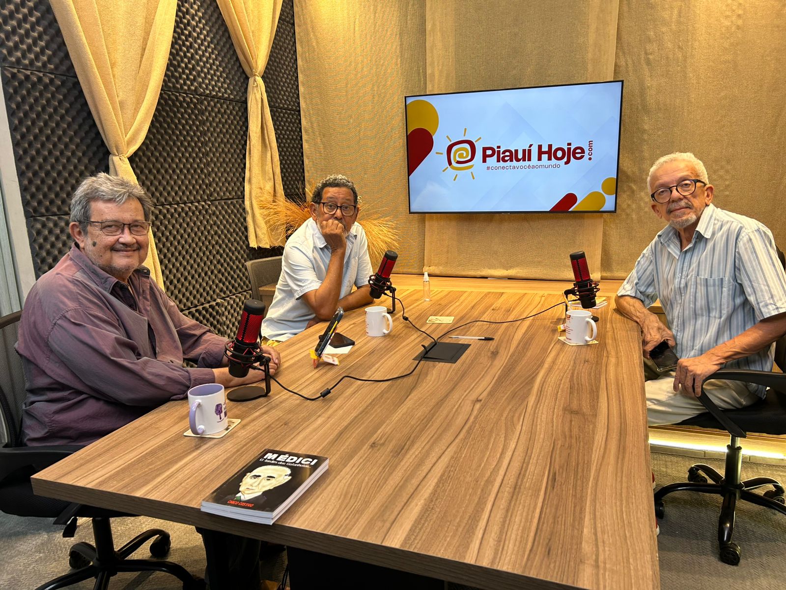Cineasta Valderi Duarte e o escritor Chico Castro com Gilson Calland