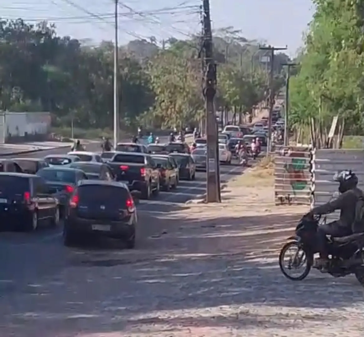 Caminhão causa congestionamento na Avenida Kennedy